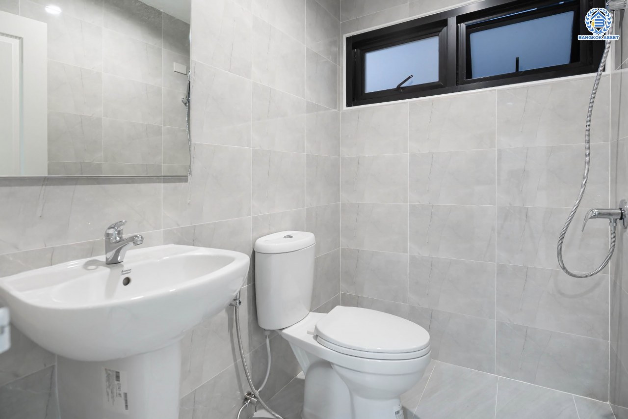 บ้านมือสองตกแต่งใหม่ โครงการ มณีรินทร์ รัตนาธิเบศร์ แบรนด์ Property Perfect เนื้อที่ 54.2 ตร.ว. ฟังก์ชัน 3 ห้องนอน 2 ห้องน้ำ จอดรถได้ 2 คัน บนทำเลศักยภาพ เชื่อมต่อทั้ง ถนนรัตนาธิเบศร์ และถนนราชพฤกษ์ ใจกลาง 2 เซ็นทรัลฯ ใกล้ทางด่วน "งามวงศ์วาน" และรถไฟฟ้า "สถานีบางรักน้อยท่าอิฐ"